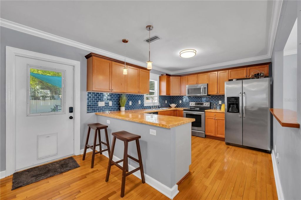 Image 10 of property listing at 812 W CORAL STREET, Tampa, FL 33602