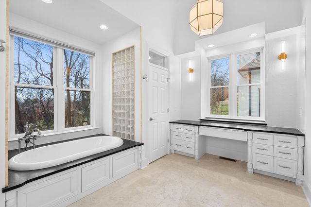 828 Woodburn Dr, Brentwood, TN 37027