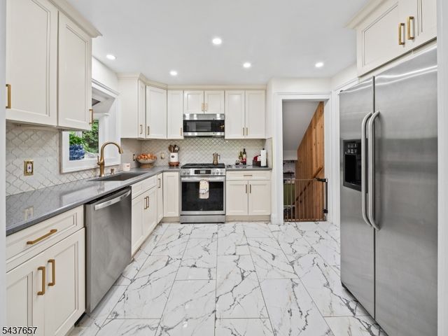 17 Ravine Ct, Clifton City, NJ 07013