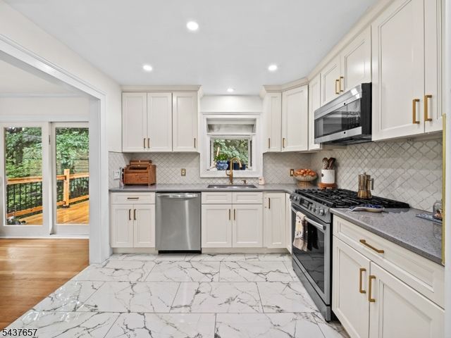 17 Ravine Ct, Clifton City, NJ 07013