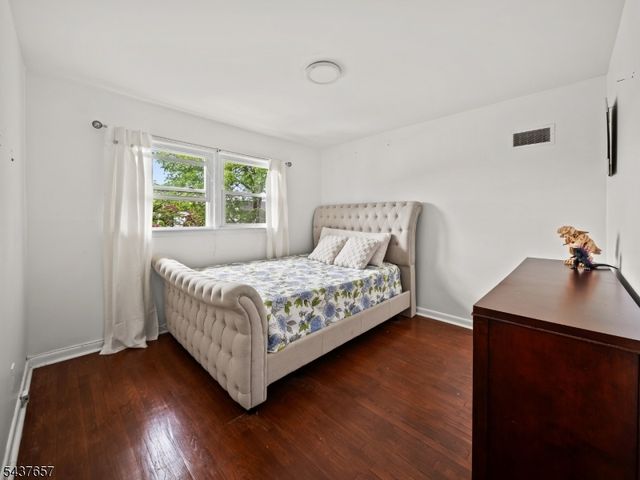 17 Ravine Ct, Clifton City, NJ 07013