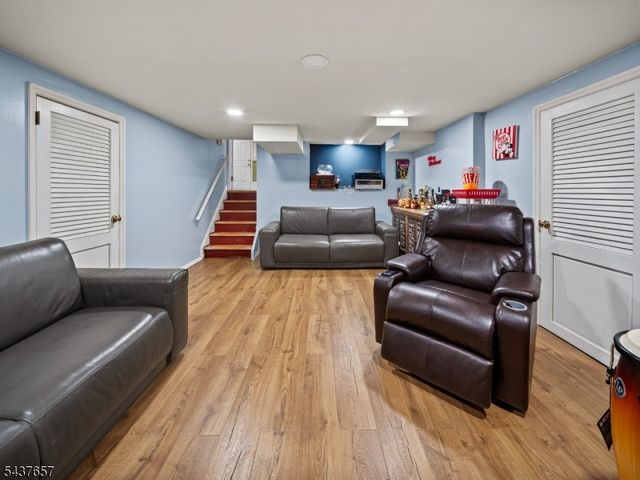 17 Ravine Ct, Clifton City, NJ 07013