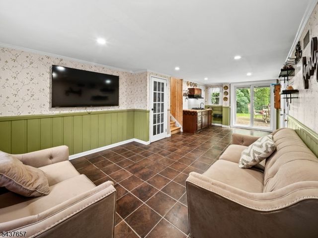 17 Ravine Ct, Clifton City, NJ 07013