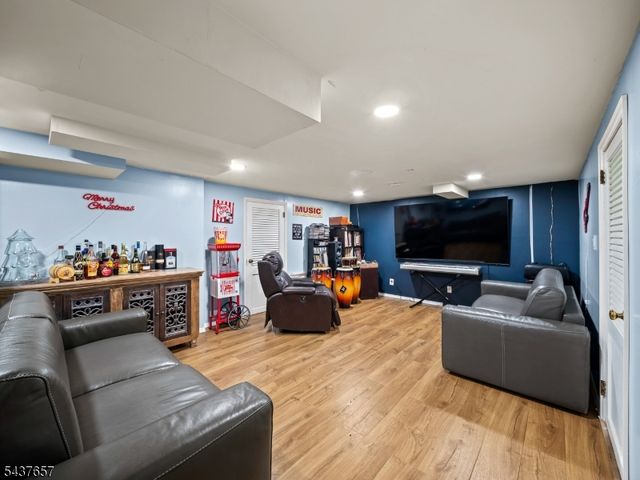 17 Ravine Ct, Clifton City, NJ 07013