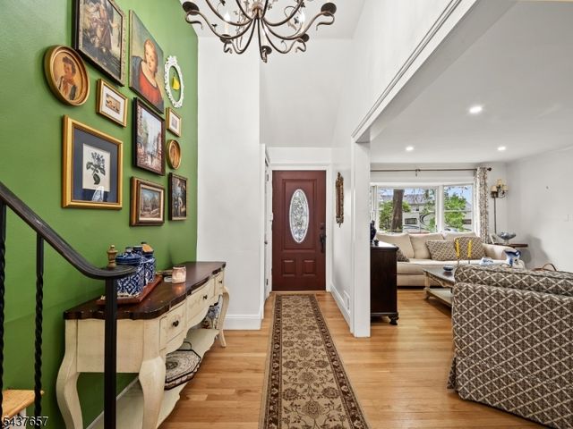 17 Ravine Ct, Clifton City, NJ 07013
