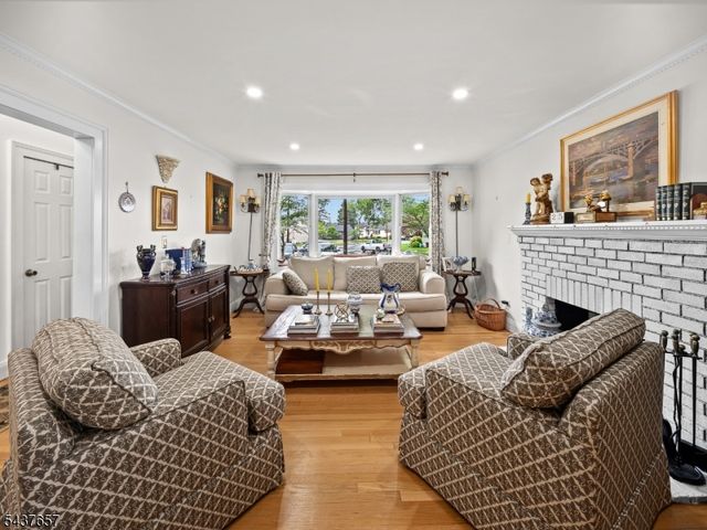 17 Ravine Ct, Clifton City, NJ 07013