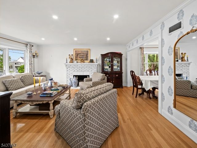 17 Ravine Ct, Clifton City, NJ 07013