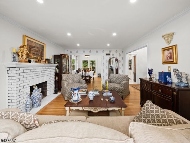 17 Ravine Ct, Clifton City, NJ 07013