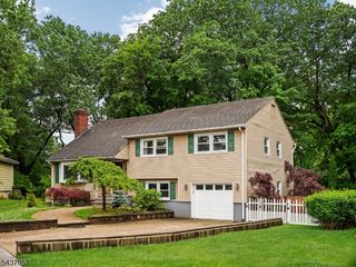 17 Ravine Ct, Clifton City, NJ 07013
