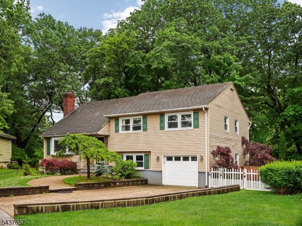 17 Ravine Ct, Clifton City, NJ 07013