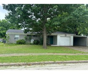 2601 Woodlawn Drive, Ennis, TX 75119