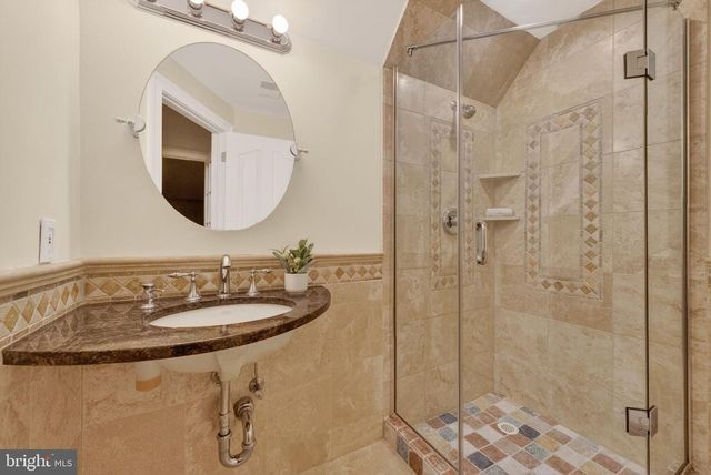 9012-A OLD DOMINION DR, Mclean, VA 22102