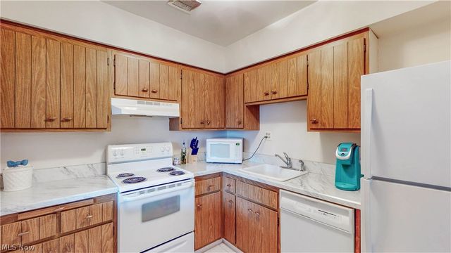 2736 Pease Drive 215N, Rocky River, OH 44116