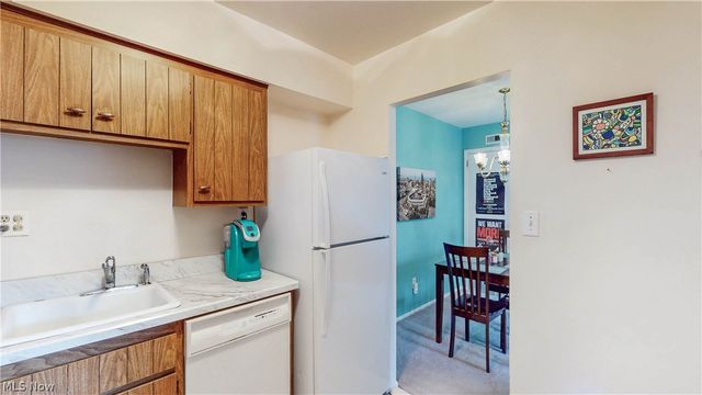 2736 Pease Drive 215N, Rocky River, OH 44116