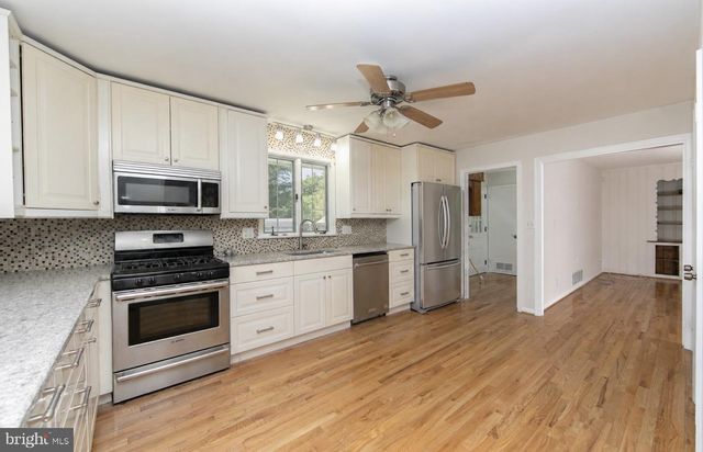 4 MCCLAIN AVE, Medford, NJ 08055