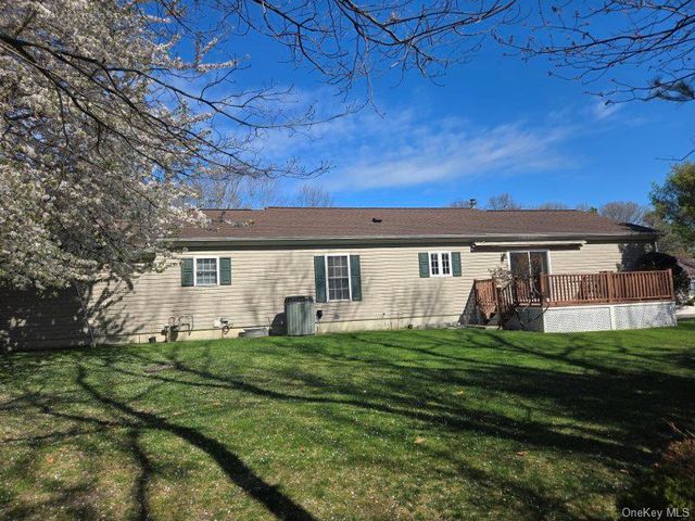 1407 Middle Road 265, Calverton, NY 11933