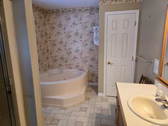1407 Middle Road 265, Calverton, NY 11933