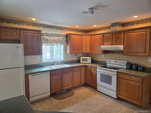 1407 Middle Road 265, Calverton, NY 11933