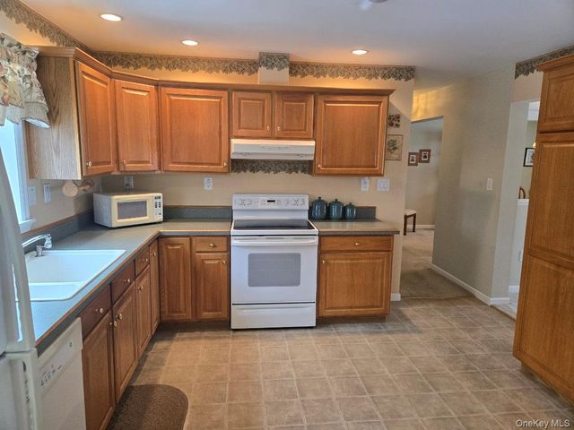 1407 Middle Road 265, Calverton, NY 11933