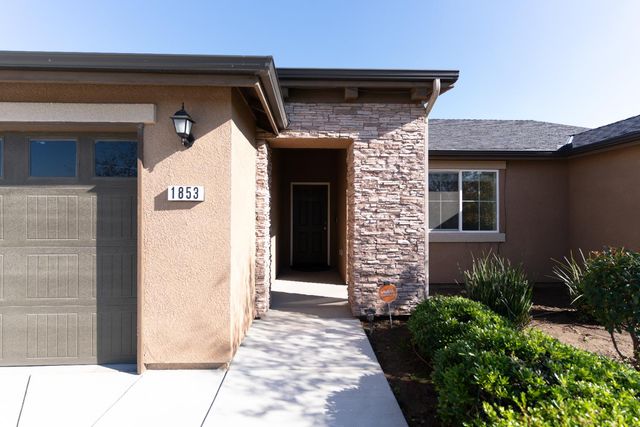 1853 S Kerckhoff Way, Hanford, CA 93230