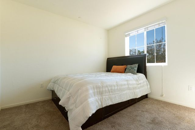 1853 S Kerckhoff Way, Hanford, CA 93230