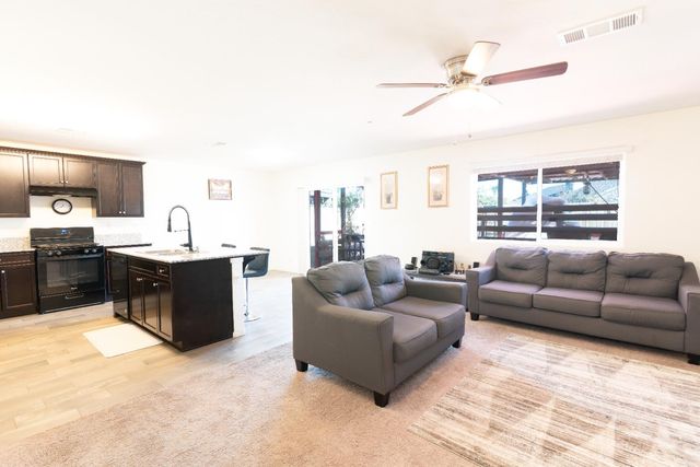 1853 S Kerckhoff Way, Hanford, CA 93230