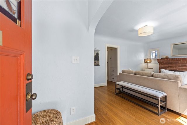946 N 83rd Street, Seattle, WA 98103