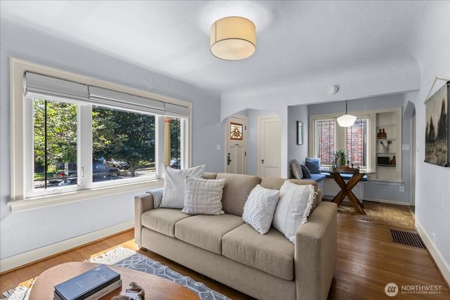 946 N 83rd Street, Seattle, WA 98103