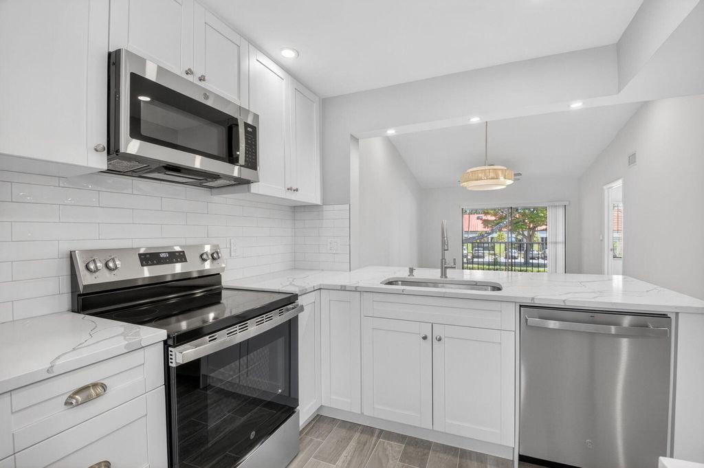 6649 Somerset Drive 206, Boca Raton, FL 33433