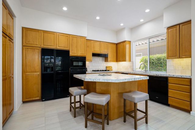 371 Tomahawk Drive, Palm Desert, CA 92211