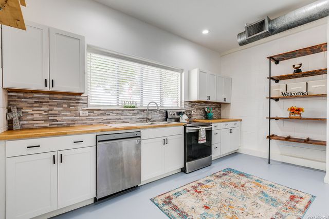 275 County Road 5634, Castroville, TX 78009