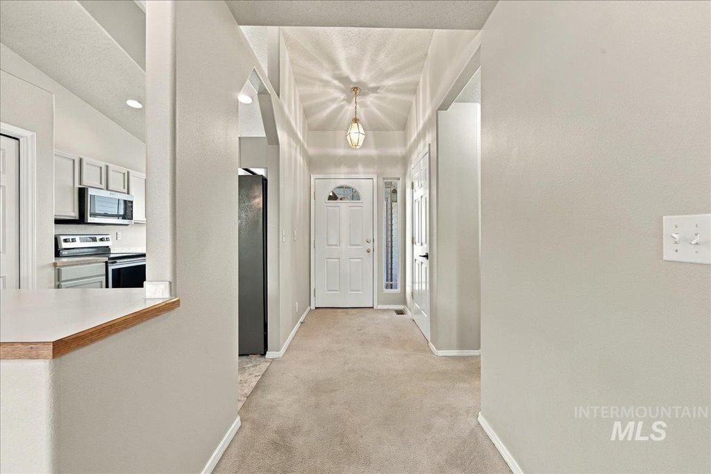 275 E Spinosa Dr, Meridian, ID 83646 photo 4