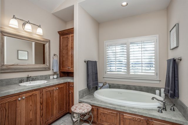 377 Quail Hill Road, Whitesboro, TX 76273