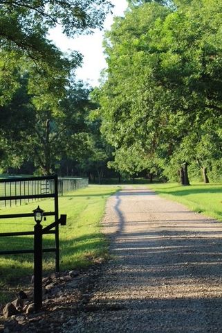 377 Quail Hill Road, Whitesboro, TX 76273