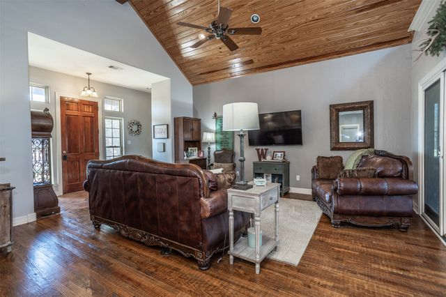 377 Quail Hill Road, Whitesboro, TX 76273