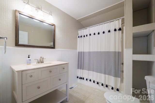 1208 N Davis Avenue, Newton, NC 28658