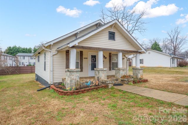 1208 N Davis Avenue, Newton, NC 28658