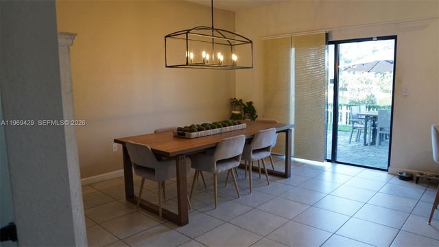 549 NW 204th St, Miami Gardens, FL 33169