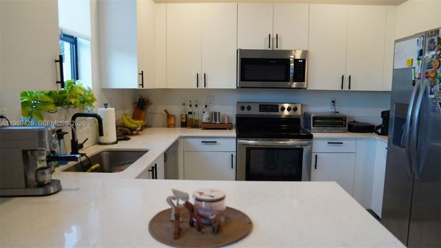 549 NW 204th St, Miami Gardens, FL 33169