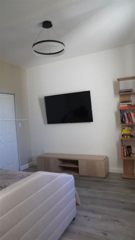 549 NW 204th St, Miami Gardens, FL 33169