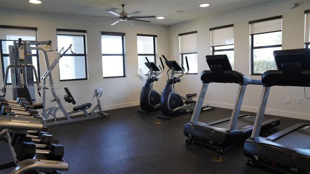 549 NW 204th St, Miami Gardens, FL 33169