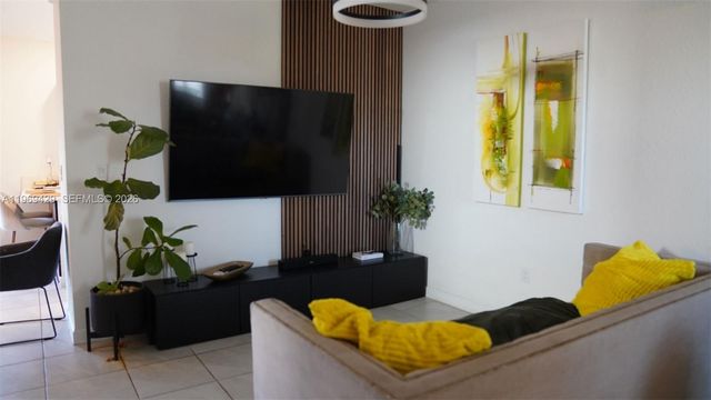 549 NW 204th St, Miami Gardens, FL 33169