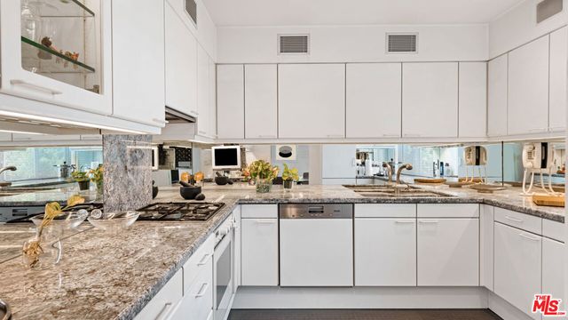 853 S Bundy Drive, Los Angeles, CA 90049