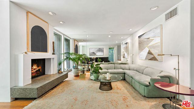 853 S Bundy Drive, Los Angeles, CA 90049