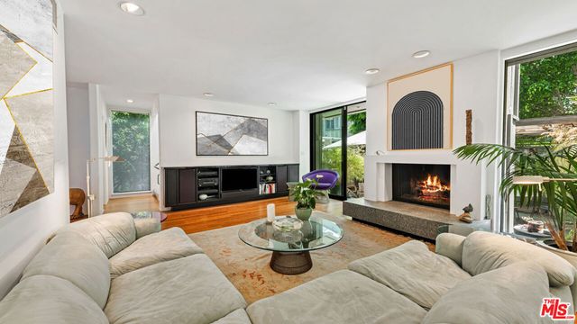 853 S Bundy Drive, Los Angeles, CA 90049