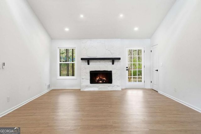 324 Hill Crest Circle, Woodstock, GA 30188