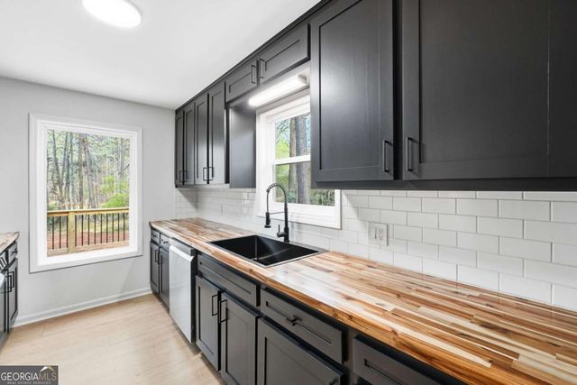 324 Hill Crest Circle, Woodstock, GA 30188