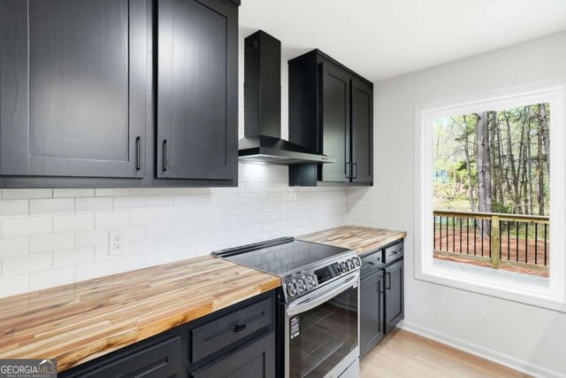 324 Hill Crest Circle, Woodstock, GA 30188