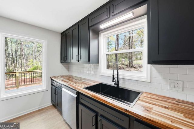 324 Hill Crest Circle, Woodstock, GA 30188