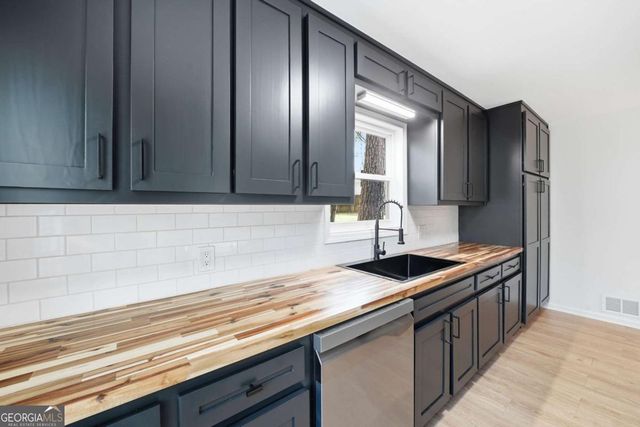 324 Hill Crest Circle, Woodstock, GA 30188